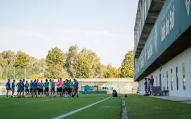 El Betis se encierra en la ciudad deportiva para templar ánimos: «Centrados en el Girona» El Betis se encierra en la ciudad deportiva para templar ánimos: «Centrados en el Girona»