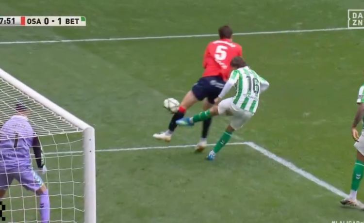 La polémica del Osasuna – Betis: penalti sin revisión con ‘piscinazo’ de Herrando La polémica del Osasuna – Betis: penalti sin revisión con ‘piscinazo’ de Herrando