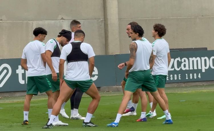Bartra, principal novedad del regreso del Betis a la competición con hasta tres internacionales en la sesión Bartra, principal novedad del regreso del Betis a la competición con hasta tres internacionales en la sesión