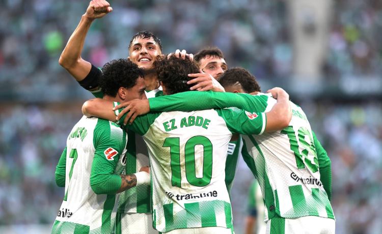 La afición del Betis dicta sentencia: «Este año tenemos un equipo campeón, vamos a ganar la Champions» La afición del Betis dicta sentencia: «Este año tenemos un equipo campeón, vamos a ganar la Champions»