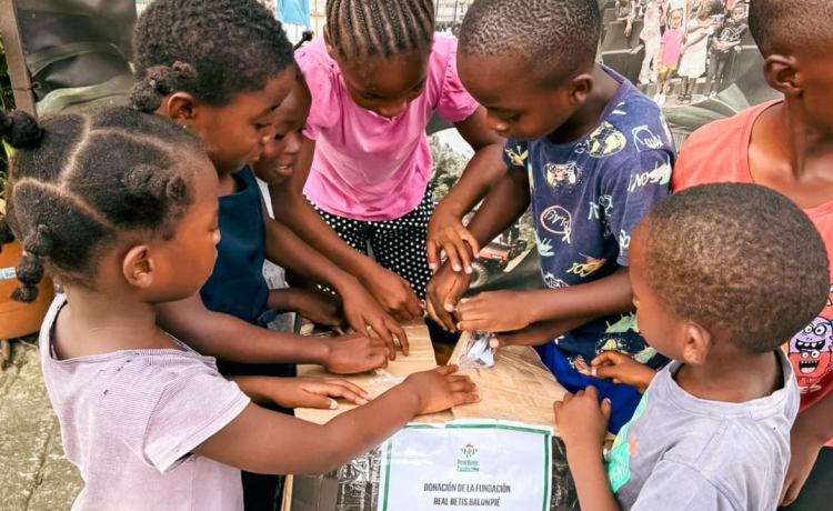 El bonito gesto del Betis con niños y niñas de Guinea Ecuatorial: «Gracias a la generosidad de la afición bética» El bonito gesto del Betis con niños y niñas de Guinea Ecuatorial: «Gracias a la generosidad de la afición bética»