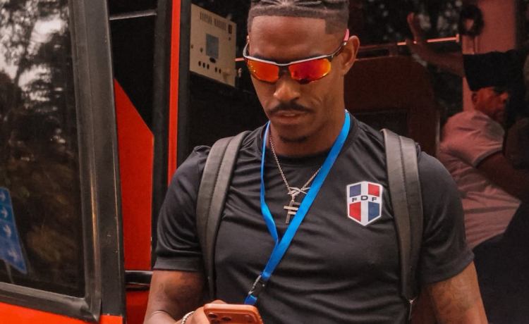 Junior Firpo vuelve a lesionarse jugando con la República Dominicana: pide el cambio en el 10′ y está a la espera de pruebas médicas Junior Firpo vuelve a lesionarse jugando con la República Dominicana: pide el cambio en el 10′ y está a la espera de pruebas médicas
