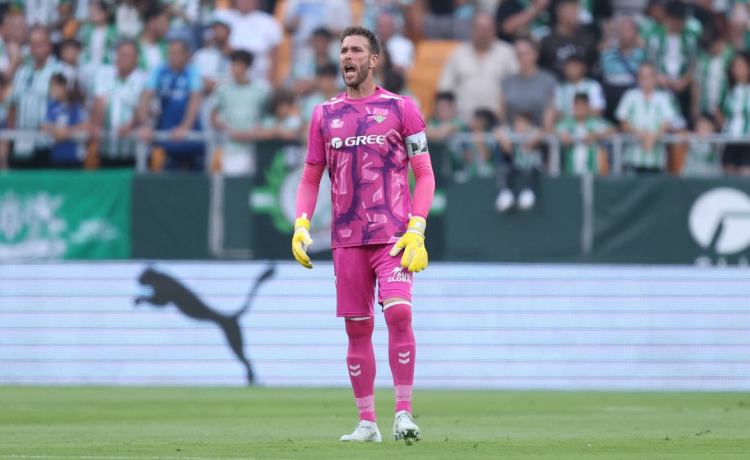Adrián se seca las lágrimas y ya mira al futuro: «Me encantaría seguir en el Betis» Adrián se seca las lágrimas y ya mira al futuro: «Me encantaría seguir en el Betis»