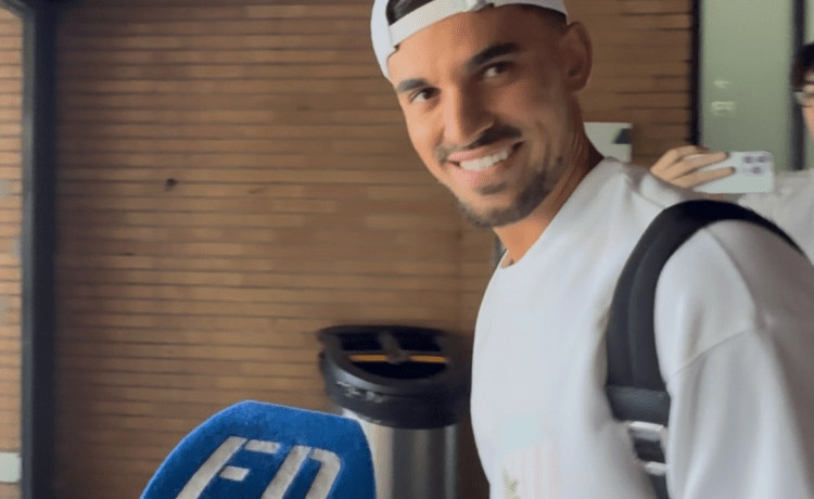 Dani Ceballos llega a Sevilla con sonrisa y mensaje al Betis: «Quiero jugar, lo demás es secundario» Dani Ceballos llega a Sevilla con sonrisa y mensaje al Betis: «Quiero jugar, lo demás es secundario»