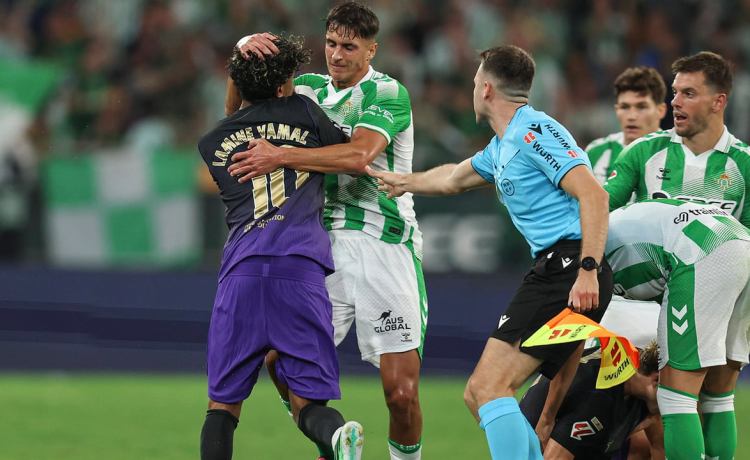 De Burgos Bengoetxea se ensaña con Facundo Bernal en el acta del Betis – Barça y puede provocar una dura sanción: «Propinó dos cabezazos seguidos» De Burgos Bengoetxea se ensaña con Facundo Bernal en el acta del Betis – Barça y puede provocar una dura sanción: «Propinó dos cabezazos seguidos»