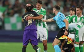 De Burgos Bengoetxea se ensaña con Facundo Bernal en el acta del Betis – Barça y puede provocar una dura sanción: «Propinó dos cabezazos seguidos» De Burgos Bengoetxea se ensaña con Facundo Bernal en el acta del Betis – Barça y puede provocar una dura sanción: «Propinó dos cabezazos seguidos»