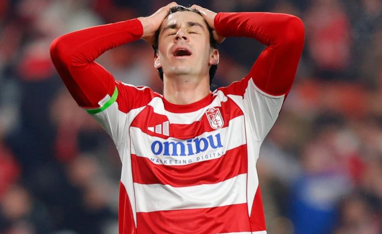 Gonzalo Petit ‘desaparece’ en el Granada y complica la decisión del Betis en verano Gonzalo Petit ‘desaparece’ en el Granada y complica la decisión del Betis en verano