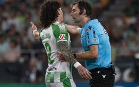 Bellerín reclama dos decisiones determinantes del árbitro en el Betis – Barcelona: «Hay dos jugadas dudosas, y una la castiga y otra la premia» Bellerín reclama dos decisiones determinantes del árbitro en el Betis – Barcelona: «Hay dos jugadas dudosas, y una la castiga y otra la premia»