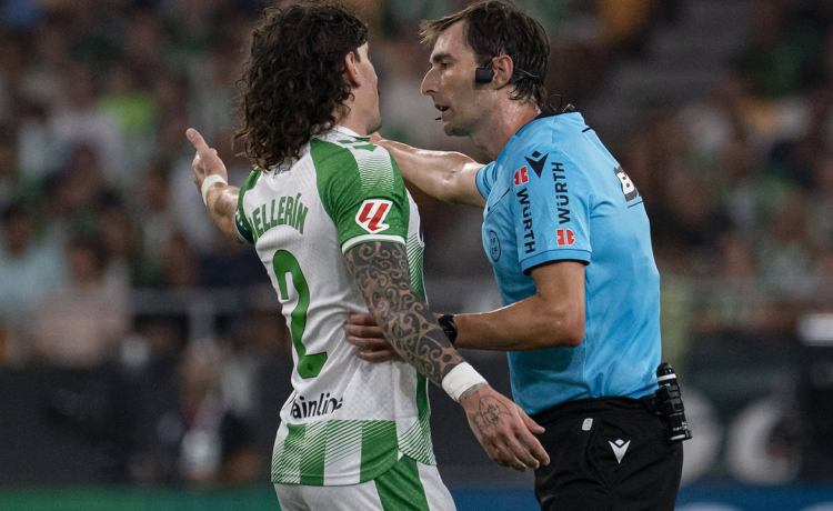 Bellerín reclama dos decisiones determinantes del árbitro en el Betis – Barcelona: «Hay dos jugadas dudosas, y una la castiga y otra la premia» Bellerín reclama dos decisiones determinantes del árbitro en el Betis – Barcelona: «Hay dos jugadas dudosas, y una la castiga y otra la premia»