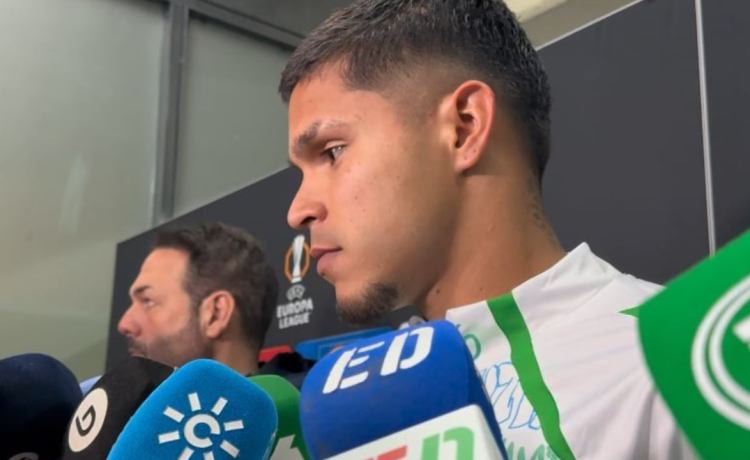 Cucho Hernández celebra el exitoso invento de Pellegrini: «Si no es por Aitor Ruibal, se queda en un ‘Uy'» Cucho Hernández celebra el exitoso invento de Pellegrini: «Si no es por Aitor Ruibal, se queda en un ‘Uy'»