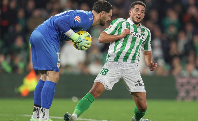 El guiño de Batalla al Betis tras ponerle en bandeja la Champions: «Invitado a todo en la Feria» El guiño de Batalla al Betis tras ponerle en bandeja la Champions: «Invitado a todo en la Feria»