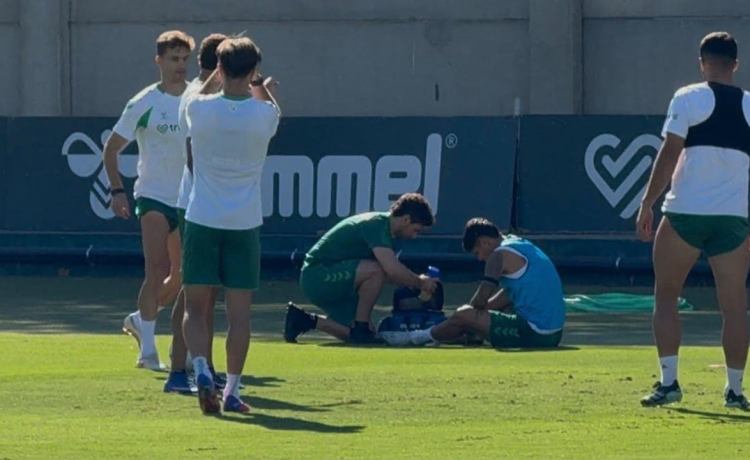 Susto del Cucho Hernández en una sesión del Betis con ‘reaparición’ de Aitor Ruibal Susto del Cucho Hernández en una sesión del Betis con ‘reaparición’ de Aitor Ruibal