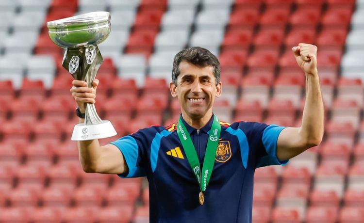 Paco Gallardo, campeón de Europa: «Mi objetivo principal era convencerlos de que para decir que era la mejor generación de los últimos años, tenían que ganar cosas importantes» Paco Gallardo, campeón de Europa: «Mi objetivo principal era convencerlos de que para decir que era la mejor generación de los últimos años, tenían que ganar cosas importantes»