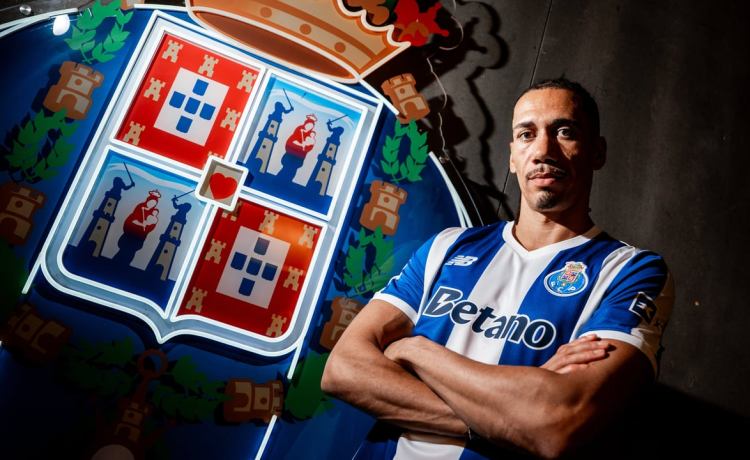El Oporto ficha un central en paro, Smalling, pero seguirá llegando en cuadro a La Cartuja El Oporto ficha un central en paro, Smalling, pero seguirá llegando en cuadro a La Cartuja
