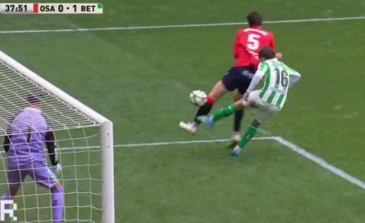 Los árbitros justifican «el penaltito» de Valentín Gómez a Herrando en el Osasuna – Betis: «El contacto es suficiente» Los árbitros justifican «el penaltito» de Valentín Gómez a Herrando en el Osasuna – Betis: «El contacto es suficiente»