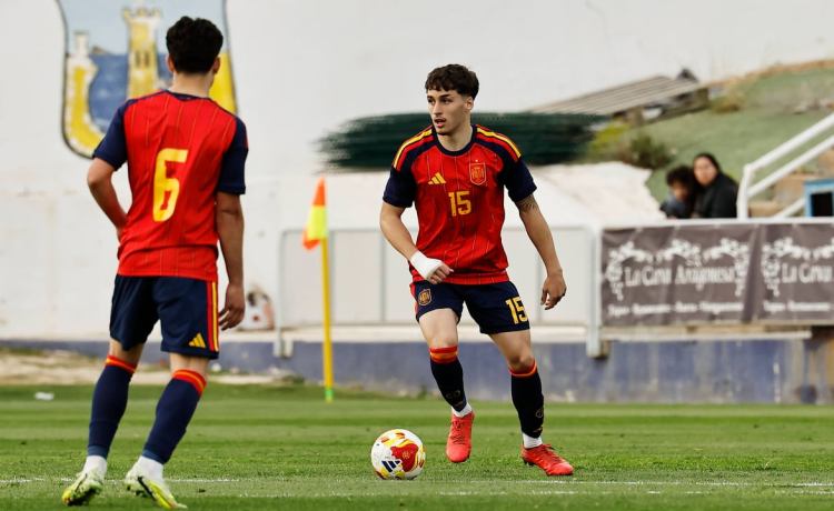 El Barcelona, rival o aliado del Betis por el lateral izquierdo Jorge Salinas El Barcelona, rival o aliado del Betis por el lateral izquierdo Jorge Salinas