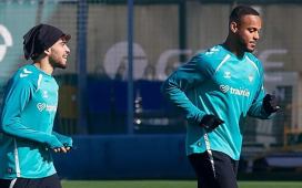 El Betis se asoma al escaparate de Abde y Natan con la Champions en el bolsillo El Betis se asoma al escaparate de Abde y Natan con la Champions en el bolsillo