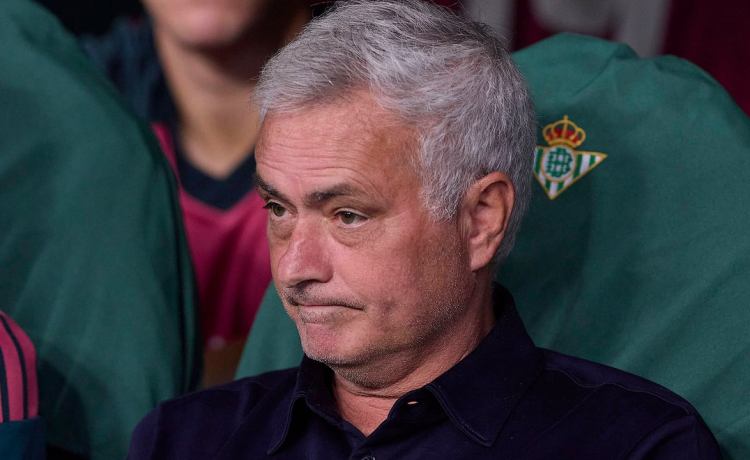 Mourinho aviva la polémica arbitral del Betis-Real Madrid con acusaciones y una insinuación al aire: «Es un poco extraño» Mourinho aviva la polémica arbitral del Betis-Real Madrid con acusaciones y una insinuación al aire: «Es un poco extraño»