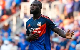 El Betis negocia el fichaje de Kévin Denkey para la delantera de Champions: «Están preparando una oferta» El Betis negocia el fichaje de Kévin Denkey para la delantera de Champions: «Están preparando una oferta»