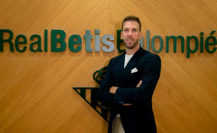 Adrián San Miguel sigue en el Betis y se convierte en un ‘fichaje’ para Manu Fajardo Adrián San Miguel sigue en el Betis y se convierte en un ‘fichaje’ para Manu Fajardo