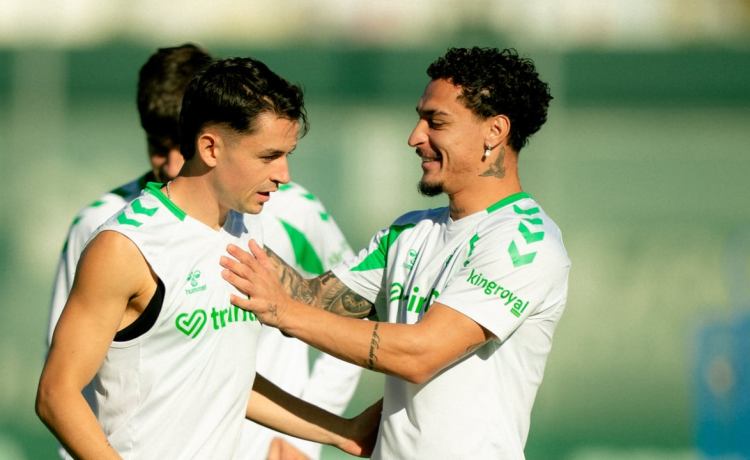 Nada frena la alegría del Betis: la lesión de Antony se queda en un susto Nada frena la alegría del Betis: la lesión de Antony se queda en un susto
