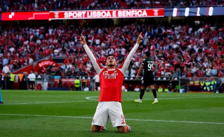 El Benfica suaviza sus exigencias por Ivanovic, pero en La Cartuja varían el rumbo El Benfica suaviza sus exigencias por Ivanovic, pero en La Cartuja varían el rumbo