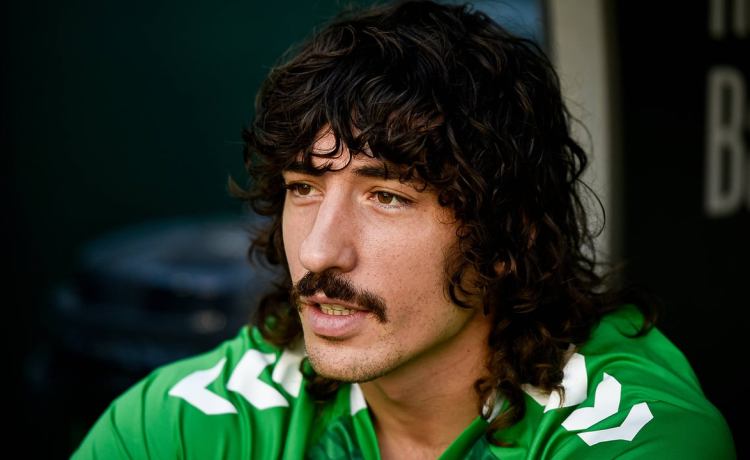 La Fiscalía abre una investigación contra un youtuber por ataques homófobos a Héctor Bellerín, lateral del Betis: «Hay un tío que se pinta las uñas» La Fiscalía abre una investigación contra un youtuber por ataques homófobos a Héctor Bellerín, lateral del Betis: «Hay un tío que se pinta las uñas»