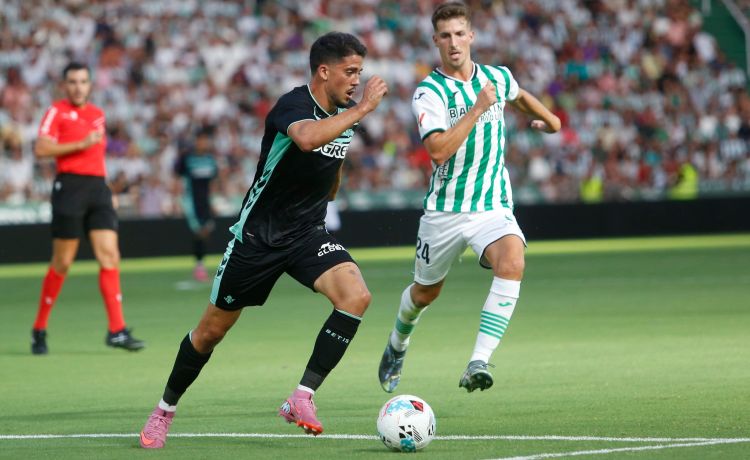 El Betis se impone al Córdoba a media luz El Betis se impone al Córdoba a media luz