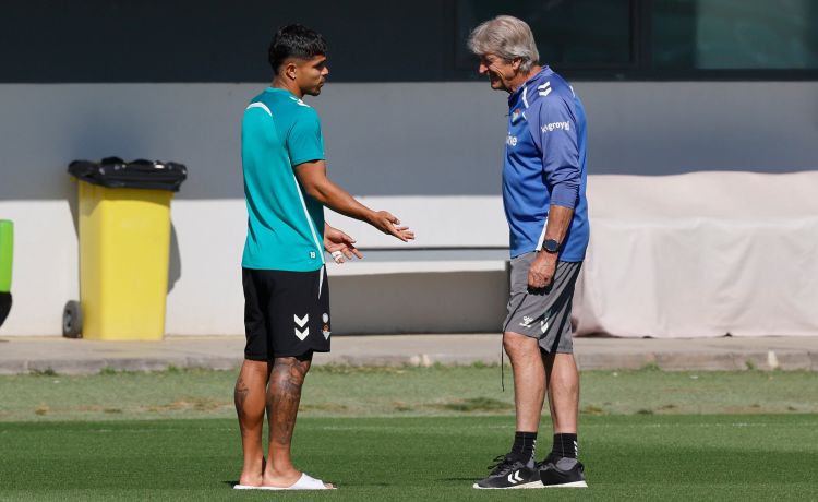 Pellegrini: “Estar en Champions dos fechas antes es para levantarse una estatua” Pellegrini: “Estar en Champions dos fechas antes es para levantarse una estatua”