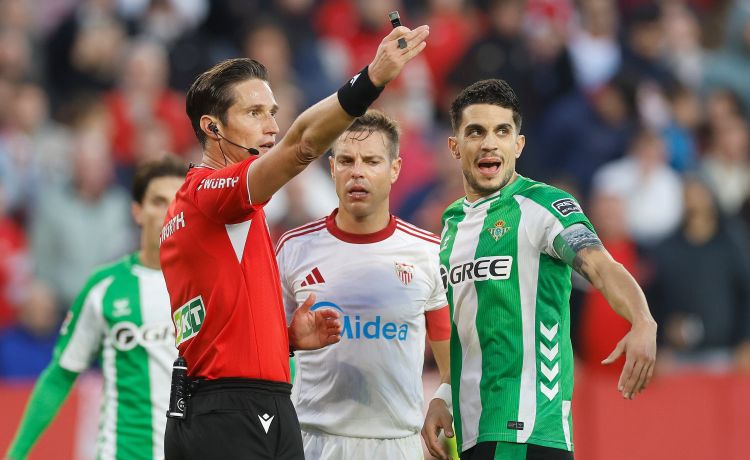 Así vivió el derbi sevillano el equipo arbitral: “La roja se la ha sacado él solo” Así vivió el derbi sevillano el equipo arbitral: “La roja se la ha sacado él solo”