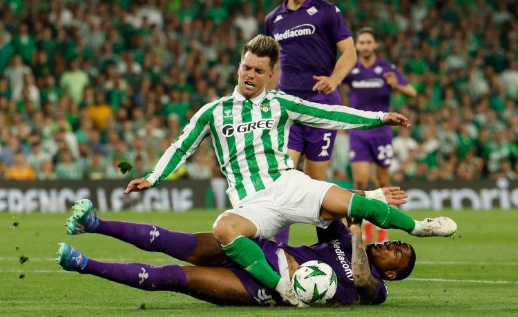 Enfado en el Betis por un penalti no pitado: “¡Si es clarísimo!» Enfado en el Betis por un penalti no pitado: “¡Si es clarísimo!»