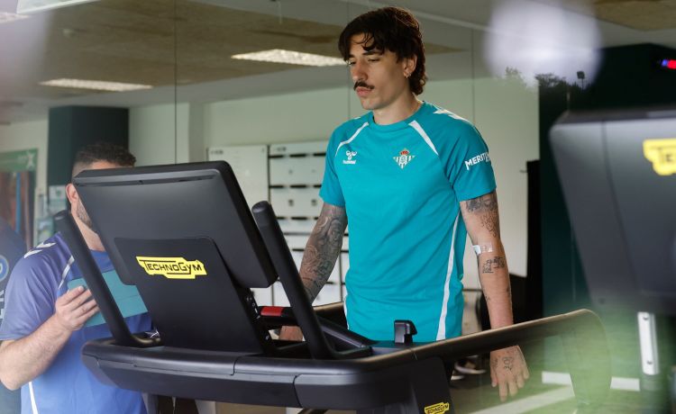 Bellerín y Chimy, recuperados para Pellegrini Bellerín y Chimy, recuperados para Pellegrini
