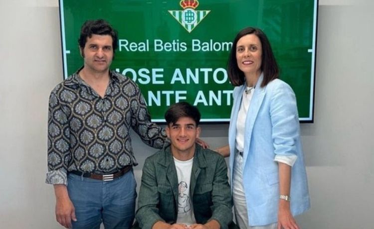 Morante firma por la agencia de Fabián y Luis de la Fuente Morante firma por la agencia de Fabián y Luis de la Fuente