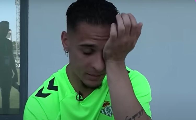 Antony: “En Mánchester me pasaba días encerrado en la habitación sin comer nada” Antony: “En Mánchester me pasaba días encerrado en la habitación sin comer nada”