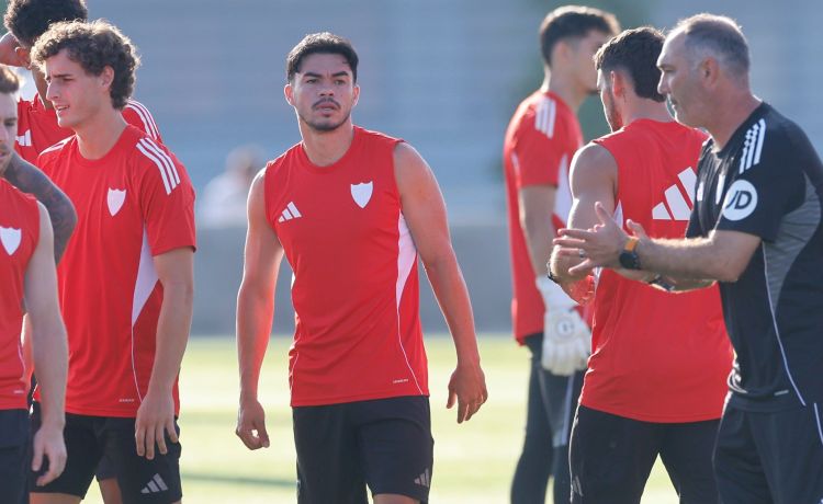 Problemón para el Sevilla en el derbi: Suazo también será baja Problemón para el Sevilla en el derbi: Suazo también será baja