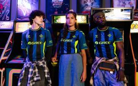 Un Betis de azul eléctrico y negro Un Betis de azul eléctrico y negro