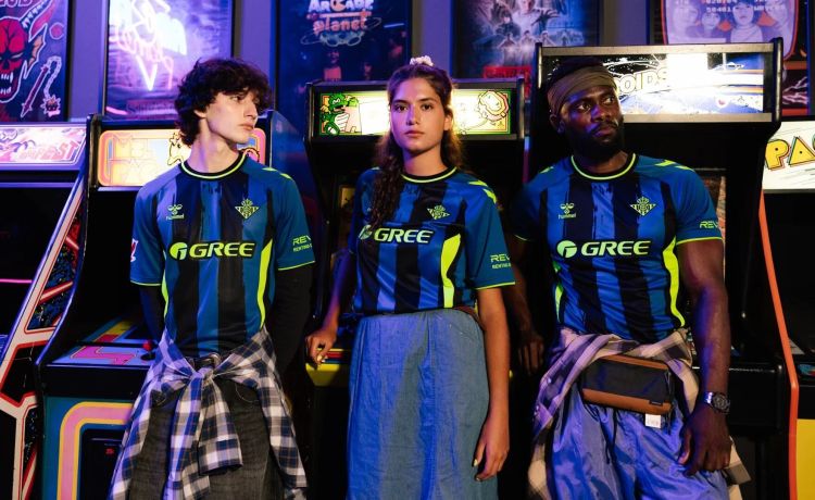 Un Betis de azul eléctrico y negro Un Betis de azul eléctrico y negro