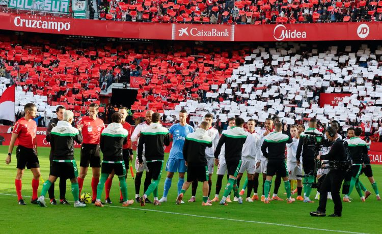 Las aficiones del Betis y del Sevilla dan ejemplo en Carmona Las aficiones del Betis y del Sevilla dan ejemplo en Carmona