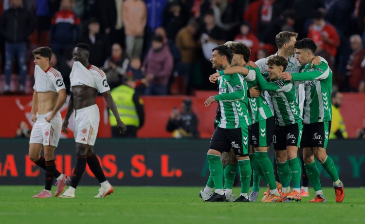 El Betis se dispara y el Sevilla se despeña El Betis se dispara y el Sevilla se despeña