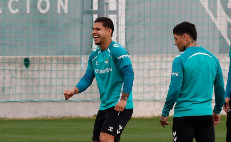 Cucho, Chimy y Bellerín, novedades del Betis ante el Rayo Cucho, Chimy y Bellerín, novedades del Betis ante el Rayo