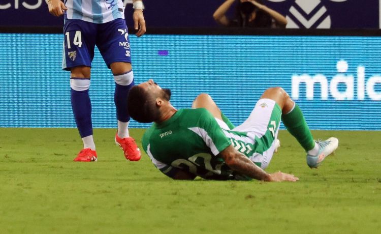Alarma Isco: salió de La Rosaleda con muletas Alarma Isco: salió de La Rosaleda con muletas
