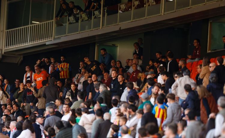 El partido se ha detenido por una ‘indisposición’ en la grada El partido se ha detenido por una ‘indisposición’ en la grada