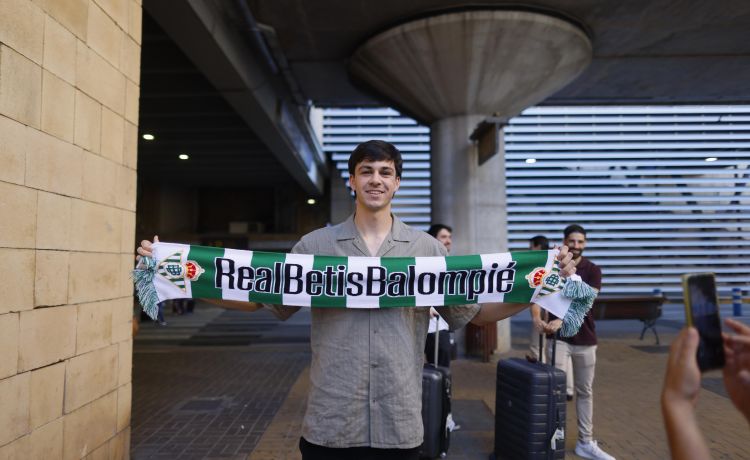 Petit aterriza en Sevilla para firmar por el Betis Petit aterriza en Sevilla para firmar por el Betis