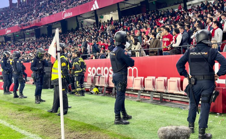 Antiviolencia pide el cierre total del Sánchez-Pizjuán por un mes Antiviolencia pide el cierre total del Sánchez-Pizjuán por un mes