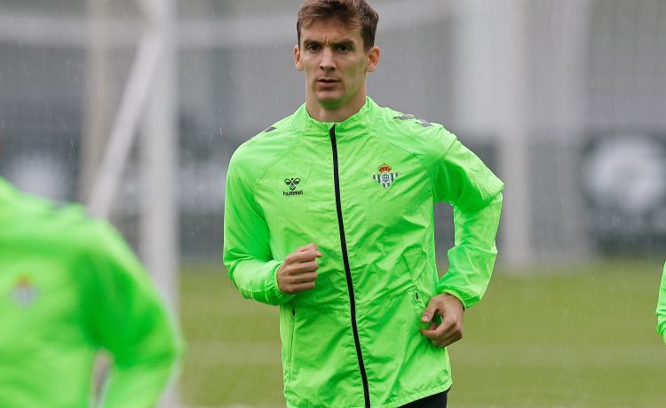 Llorente toca balón y Marc Roca pisa el césped Llorente toca balón y Marc Roca pisa el césped
