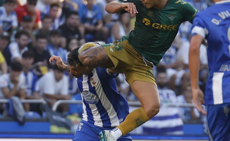Enfado en el Deportivo por la no expulsión del Cucho Enfado en el Deportivo por la no expulsión del Cucho