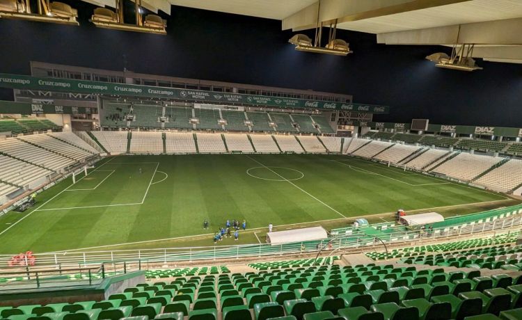 Un llenazo de 21.000 espectadores para el Trofeo Puertas de Córdoba Un llenazo de 21.000 espectadores para el Trofeo Puertas de Córdoba