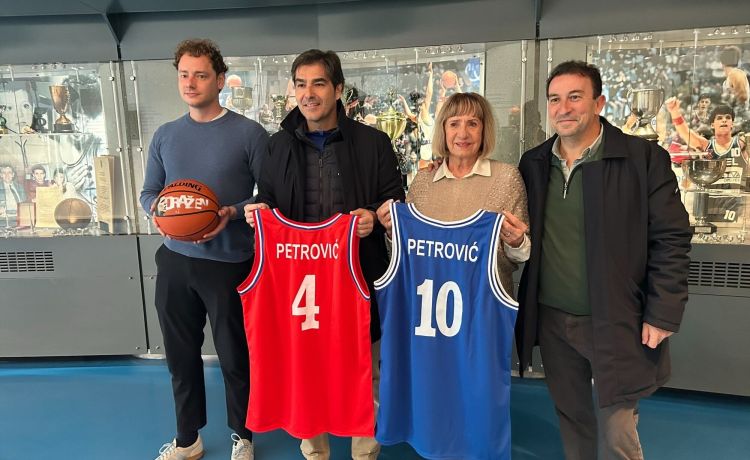 El Betis rinde homenaje a Petrovic El Betis rinde homenaje a Petrovic