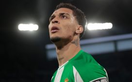 Antony justifica su enfado con la grada por la frustración y la fiebre Antony justifica su enfado con la grada por la frustración y la fiebre