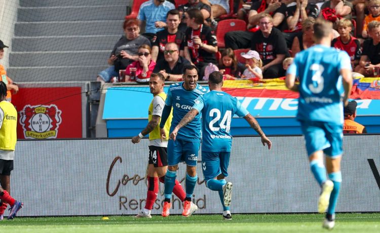 Juanmi contiene a Xabi Alonso Juanmi contiene a Xabi Alonso